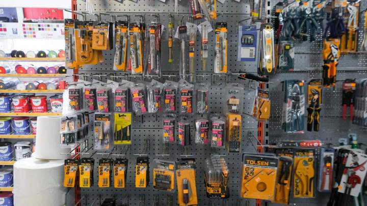 Vis, clous, outils : tout pour vos petits travaux.